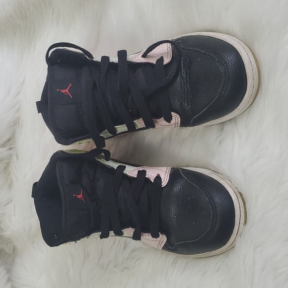 Nike Air Jordan Sneakers Shoes unisex leather size 2Y - Picture 2 of 8